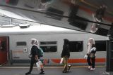 Penumpang berjalan menuju gerbong kereta api jarak jauh di Stasiun Malang, Jawa Timur, Sabtu (10/2/2024). PT Kereta Api Indonesia (KAI) Daerah Operasi (Daop) 8 mencatat jumlah penumpang di Stasiun Malang yang membeli tiket untuk perjalanan periode libur Isra Miraj dan Imlek yakni tanggal 7-11 Februari mencapai 13.982 orang dengan jumlah keberangkatan paling banyak terjadi pada hari Sabtu (10/2) dengan 2.866 penumpang. Antara Jatim/Ari Bowo Sucipto.