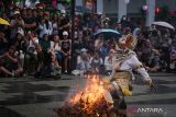 Pertunjukan kecak di TMII