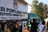 Mobil truk pengangkut Logistik Pemilu 2024 yang akan didistribusikan di Kecamatan Pulau Lepar dan Pongok di KPU Basel, Minggu (11/2). Logistik tersebut disalurkan ke Desa Pongok 45 kotak suara, 36 bilik suara, Desa Celagen 15 kotak dan 12 bilik suara sedangkan di Kecamatan Pulau Lepar disalurkan ke empat desa yaitu Desa Penutuk 40 kotak suara, 32 bilik suara, Tanjung Sangkar 30 kotak dan 24 bilik suara, Desa Kumbung 15 kotak suara, 12 bilik suara dan Desa Tanjung Labu 30 kotak dan 24 bilik suara. (ANTARA FOTO/ Rustam E)