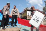 Pekerja mengangkut logistik Pemilu 2024 untuk wilayah pulau terluar Aceh ke atas kapal angkutan barang di pelabuhan Ulele, Banda Aceh, Aceh, Senin (12/2/2024). KIP Aceh Besar menggunakan kapal kayu untuk mendistribusikan 90 kotak suara Capres, Caleg DPR, DPRA, DPRK dan DPD beserta kebutuhan lainnya untuk 18 tempat pemungutan suara (TPS) yang tersebar di Kecamatan Pulo Aceh. ANTARA/Irwansyah Putra