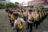 Sejumlah personel polisi mengikuti apel pergeseran pasukan pengamanan Tempat Pemungutan Suara (TPS) dan Penghitungan Suara Pemilu 2024 di Polresta Sidoarjo, Jawa Timur, Senin (12/2/2024). Sebanyak 1.050 anggota bersama  450 personel, BKO dari Brimob Polda Jatim, Linmas, Satpol PP dan personel pengamanan lainnya ditempatkan ke TPS-TPS yang tersebar di 18 Kecamatan dan bertanggung jawab terhadap 7-8 TPS. Antara Jatim/Umarul Faruq.