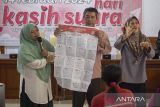 Petugas KPU Indramayu menjelaskan tata cara pencoblosan pemilu untuk penyandang disabilitas di Indramayu, Jawa Barat, Senin (12/2/2024). KPU Indramayu mengadakan sosialisasi tata cara pencoblosan bagi penyandang disabilitas yang akan memberikan hak suaranya pada Pemilu 2024 mendatang. ANTARA FOTO/Dedhez Anggara/agr