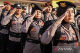 Sejumlah Personel Kepolisian melakukan persiapan saat mengikuti Apel Pergeseran Pasukan Pengamanan ke Tempat Pemungutan Suara (TPS) di Mapolres Lhokseumawe, Aceh Senin (12/4/2024). Polda Aceh mengerahkan sebanyak 9.899 personel untuk mengamankan 16.046 TPS pemilu 2024 di seluruh jajaran Polres Polda Aceh. ANTARA/Rahmad