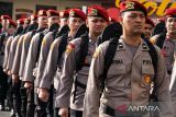 Sejumlah Personel Kepolisian melakukan persiapan saat mengikuti Apel Pergeseran Pasukan Pengamanan ke Tempat Pemungutan Suara (TPS) di Mapolres Lhokseumawe, Aceh Senin (12/4/2024). Polda Aceh mengerahkan sebanyak 9.899 personel untuk mengamankan 16.046 TPS pemilu 2024 di seluruh jajaran Polres Polda Aceh. ANTARA/Rahmad