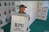 Petugas mengangkat kotak suara yang berisi logistik pemilu saat pendistribusian di Gudang II Komisi Independen Pemilihan (KIP) Kota Banda Aceh, Aceh, Selasa (13/2/2024). KIP Kota Banda Aceh mendistribusikan logistik Pemilu ke 618 tempat pemungutan suara (TPS) yang tersebar di 90 desa dalam sembilan kecamatan, serta KIP Banda Aceh memastikan pendistribusian logistik rampung pada H minus satu pemungutan suara. ANTARA/Khalis Surry