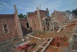 Akses kepemilikan hunian yang layak mengalami penurunan. Pekerja menyelesaikan proses pembuatan rumah di salah satu kawasan perumahan subsidi di Kota Bengkulu, Bengkulu, Senin (12/2/2024). Badan Pusat Statistik mencatat jumlah rumah tangga yang tidak memiliki akses terhadap hunian yang layak mengalami penurunan dari 29,4 juta pada 2020 menjadi 26,9 juta tahun 2023. ANTARA FOTO/Muhammad IzfaldiANTARA FOTO/MUHAMMAD IZFALDI (ANTARA FOTO/MUHAMMAD IZFALDI)