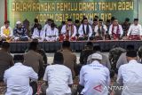 Tokoh agama mengikuti doa bersama Pemilu damai di Kodim 0612/Tasikmalaya, Kota Tasikmalaya, Jawa Barat, Selasa (13/2/2024). Kegiatan itu untuk mengajak seluruh pihak menciptakan Pemilu yang aman, damai dan berhasil menghasilkan pemimpin terbaik. ANTARA FOTO/Adeng Bustomi/agr