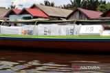 Logistik Pemilihan Umum (Pemilu) 2024 dimuat ke dalam perahu motor untuk diangkut ke 11 desa di Kecamatan Candi Laras Utara, Kabupaten Tapin, Kalimantan Selatan, Selasa (13/2/2024). ANTARA/Muhammad Fauzi Fadilah