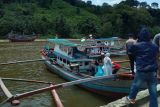 Distribusi logistik gunakan perahu nelayan ke Pulau Panjang Pasaman Barat berjalan lancar