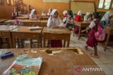 Siswi duduk di ruangan kelas yang kurang layak di  SDN Cibungur Kelas Jauh, Kampung Cijuhung,  Kabupaten Bandung Barat, Jawa Barat, Selasa (13/2/2024). Sedikitnya 50 siswa-siswi dari kelas satu hingga kelas enam belajar di SDN yang terpencil di kawasan pinggiran Waduk Cirata tersebut yang hanya memiliki tiga ruangan kelas minim prasarana seperti ruangan rusak dan buku pelajaran dan fasilitas pembelajaran yang kurang layak. ANTARA FOTO/Novrian Arbi/agr