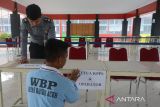 Petugas dibantu warga binaan permasyarakatan (WBP) menyelesasikan pembuatan Tempat Pemungutan Suara (TPS)  Pemilu 2024 di Lembaga Permasyarakatan (Lapas) Kelas II A Banda Aceh, Desa Bineh Blang, Kecamatan Ingin Jaya, kabupaten Aceh Besar,  Aceh, Selasa (13/2/2024).  Kanwil Kementerian Hukum dan HAM provinsi Aceh mencatat  sebanyak 4.770 warga binaan yang tersebar di 28 Lembaga Permasyarakatan (Lapas) dan Rumah Tahanan (Rutan) di daerah itu akan memberikan hak suaranya pada Pemilu 14 Februari 2024. ANTARA FOTO/Ampelsa.