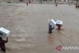 Panwaslu di NTT gotong royong pikul kotak suara terobos banjir