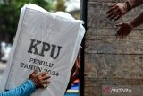 Pekerja mengangkat kotak suara berisi logistik Pemilu 2024 saat proses pendistribusian di gudang KPU Denpasar, Bali, Senin (12/2/2024). KPU Denpasar mendistribusikan 9.435 kotak suara dan sejumlah logistik Pemilu 2024 lainnya ke 1.887 tempat pemungutan suara (TPS) yang tersebar di 43 desa/kelurahan di Denpasar. ANTARA FOTO/Fikri Yusuf/wsj.