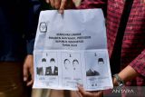 Petugas menunjukkan surat suara Pemilu 2024 rusak yang akan dimusnahkan di Gudang KPU Denpasar, Bali, Selasa (13/2/2024). Pemusnahan ribuan surat suara yang rusak dan surat suara yang jumlahnya lebih dari kebutuhan itu dilakukan jajaran KPU di wilayah Bali untuk mengantisipasi penyalahgunaan pada rangkaian Pemilu 2024. ANTARA FOTO/Fikri Yusuf/wsj.