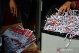 Petugas mengumpulkan surat suara Pemilu 2024 yang telah dimusnahkan dengan mesin penghancur kertas di Kantor KPU Bali, Denpasar, Bali, Selasa (13/2/2024). Pemusnahan ribuan surat suara yang rusak dan surat suara yang jumlahnya lebih dari kebutuhan itu dilakukan jajaran KPU di wilayah Bali untuk mengantisipasi penyalahgunaan pada rangkaian Pemilu 2024. ANTARA FOTO/Fikri Yusuf/wsj.