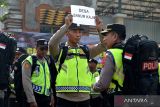 Polisi mengikuti apel pergeseran pasukan pengamanan pemungutan suara Pemilu 2024 di Denpasar, Bali, Selasa (13/2/2024). Sebanyak 798 personel kepolisian dikerahkan untuk melakukan pengamanan rangkaian tahapan pemungutan suara di 2.348 TPS Pemilu 2024 di wilayah hukum Polresta Denpasar. ANTARA FOTO/Fikri Yusuf/wsj.
