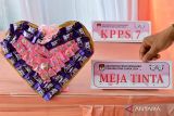 Petugas menyelesaikan dekorasi bertema Hari Valentine di tempat pemungutan suara (TPS) 26 Banjar Tunjung Sari, Denpasar, Bali, Selasa (13/2/2024). TPS yang dihias dengan berbagai dekorasi khas Hari Valentine itu untuk meningkatkan partisipasi pemilih pada Pemilu 2024 yang berlangsung bersamaan dengan perayaan hari kasih sayang. ANTARA FOTO/Fikri Yusuf/wsj.