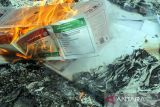 Petugas Komisi Independen Pemilihan (KIP) membakar surat suara rusak saat pemusnahan di Gudang Logistik KIP Lhokseumawe, Aceh, Selasa (13/2/2024). Pemusnahan 599 lembar surat suara yang rusak dan tidak layak digunakan tersebut untuk menghindari penyalahgunaan serta potrensi kecurangan dalam Pemilu 2024. ANTARA/Rahmad