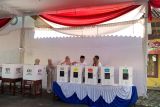 Wali Kota Metro dan keluarga salurkan hak pilih di TPS 13 Kelurahan Metro