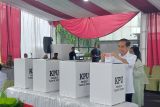 Presiden Jokowi dan Iriana mencoblos di TPS 10 Gambir