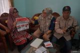 Panitia Pemungutan Suara (PPS) melakukan pendampingan pencoblosan surat suara bagi warga yang tidak bisa hadir ke TPS karena baru melahirkan di Gampong Jawa, Banda Aceh, Aceh, Rabu (14/2/2024). Panitia Pemungutan Suara menerapkan pencoblosan sistem jemput suara ke rumah-rumah bagi para pemilih yang tidak bisa hadir ke Tempat Pemungutan Suara (TPS) untuk mencoblos karena sakit. ANTARA FOTO/Khalis Surry