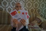 Warga memperlihatkan surat suara usai melakukan pencoblosan di Gampong Jawa, Banda Aceh, Aceh, Rabu (14/2/2024). Panitia Pemungutan Suara menerapkan pencoblosan sistem jemput suara ke rumah-rumah bagi para pemilih yang tidak bisa hadir ke Tempat Pemungutan Suara (TPS) untuk mencoblos karena sakit. ANTARA FOTO/Khalis Surry