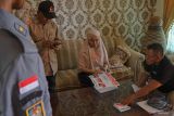 Panitia Pemungutan Suara (PPS) melakukan pendampingan pencoblosan surat suara bagi warga yang tidak bisa hadir ke TPS karena baru melahirkan di Gampong Jawa, Banda Aceh, Aceh, Rabu (14/2/2024). Panitia Pemungutan Suara menerapkan pencoblosan sistem jemput suara ke rumah-rumah bagi para pemilih yang tidak bisa hadir ke Tempat Pemungutan Suara (TPS) untuk mencoblos karena sakit. ANTARA FOTO/Khalis Surry