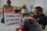 Panitia Pemungutan Suara (PPS) melakukan pendampingan pencoblosan surat suara bagi warga yang tidak bisa hadir ke TPS karena baru melahirkan di Gampong Jawa, Banda Aceh, Aceh, Rabu (14/2/2024). Panitia Pemungutan Suara menerapkan pencoblosan sistem jemput suara ke rumah-rumah bagi para pemilih yang tidak bisa hadir ke Tempat Pemungutan Suara (TPS) untuk mencoblos karena sakit. ANTARA FOTO/Khalis Surry

