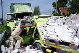 Warga melihat truk yang mengalami kecelakaan di jalan raya Desa Glagahan, Kecamatan Perak, Kabupaten Jombang, Jawa Timur, Selasa (13/2/2024). Kecelakaan yang melibatkan truk nopol L 8262 UN bermuatan bata ringan dan truk boks nopol AD 8017 OC bermuatan paket tersebut mengakibatkan dua orang meninggal dunia di lokasi serta dua orang luka-luka, sementara polisi belum bisa menyimpulkan penyebab kecelakaan. Antara Jatim/Syaiful Arif.