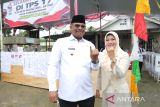 Penjabat Gubernur Kepulauan Bangka Belitung Safrizal ZA bersama istrinya Safriati Safrizal menunjukkan jari kelingking yang telah dicelupkan ke tinta pemilu di TPS 17 Kelurahan Padang Lama Kota Pangkalpinang, Rabu (14/2/2024) pagi. ANTARA-HO/Humas Diskominfo Babel