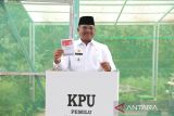 Penjabat Gubernur Kepulauan Bangka Belitung Safrizal ZA menunjukkan surat suara Pemilu 2024 sebelum melakukan pencoblosan di TPS 17 Kelurahan Padang Lama Kota Pangkalpinang, Rabu (14/2/2024) pagi. ANTARA-HO/Humas Diskominfo Babel