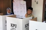 Wali Kota Hendri Septa dan istri gunakan hak suaradi TPS 08 Ulak Karang