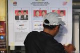 Panitia Pemungutan Suara menempelkan lembaran daftar Capres dan Cawapres peserta Pemilu 2024 di salah satu TPS di Bulak Banteng, Surabaya, Jawa Timur, Rabu (14/2/2024). KPUÂ  Kota Surabaya mencatat jumlah daftar pemilih tetap (DPT) sebanyak 2.218.586 pemilih dalam Pemilu 2024 di Surabaya dengan rincian 1.078.001 pria dan 1.140.585 perempuan. Antara Jatim/Didik Suhartono.