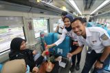 Di Surabaya, penumpang KA peroleh mawar dan cokelat  saat pemilu