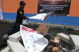 Petugas Komisi Pemilihan Umum (KPU) Kabupaten Malang membakar kelebihan surat suara dan surat suara rusak di Gudang KPU, Pakisaji, Jawa Timur, Selasa (13/2/2024). KPU setempat melakukan pemusnahan sebanyak 3.587 surat suara sisa dan surat suara rusak dengan cara dibakar untuk mencegah penyalahgunaan dalam Pemilu 2024. Antara Jatim/Ari Bowo Sucipto.