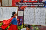 Petugas KPPS mengenakan pakaian pahlawan super melakukan penghitungan surat suara presiden di TPS 901 Lembaga Pembinaan Khusus Anak (LPKA) Bandung, Jawa Barat, Rabu (14/2/2024). LPKA Bandung melakukan pemungutan suara yang diikuti 137 warga binaan dan pegawai yang bertugas. ANTARA FOTO/Raisan Al Farisi/agr
