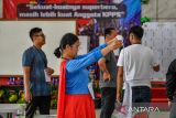 Petugas KPPS mengenakan pakaian pahlawan super melakukan penghitungan surat suara presiden di TPS 901 Lembaga Pembinaan Khusus Anak (LPKA) Bandung, Jawa Barat, Rabu (14/2/2024). LPKA Bandung melakukan pemungutan suara yang diikuti 137 warga binaan dan pegawai yang bertugas. ANTARA FOTO/Raisan Al Farisi/agr
