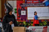 Petugas KPPS mengenakan pakaian pahlawan super melakukan penghitungan surat suara presiden di TPS 901 Lembaga Pembinaan Khusus Anak (LPKA) Bandung, Jawa Barat, Rabu (14/2/2024). LPKA Bandung melakukan pemungutan suara yang diikuti 137 warga binaan dan pegawai yang bertugas. ANTARA FOTO/Raisan Al Farisi/agr
