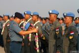 Komandan Pusat Penerbangan TNI Angkatan Laut Laksda TNI Sisyani Jaffar (kiri) mengkalungkan bunga kepada crew Heli AS 565 Mbe yang tergabung dalam Satgas Maritime Task Force (MTF) TNI Kontingen Garuda (Konga) XXVIII-N/UNIFIL (United Nations Interim Force in Lebanon) di Apron Fasharkan Pesud Puspenerbal, Lanudal Juanda, Sidoarjo, Jawa Timur, Selasa (13/2/2024). Sebanyak sembilan crew Heli AS 565 Mbe HS1306 Skuadron 100 Wing Udara 2 Pusepenerbal Juanda tersebut telah melaksanakan misi perdamaian PBB di Lebanon selama 14 bulan. Antara Jatim/Umarul Faruq.