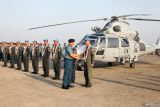 Komandan Pusat Penerbangan TNI Angkatan Laut Laksda TNI Sisyani Jaffar (kedua kanan) berjabat tangan dengan crew Heli AS 565 Mbe yang tergabung dalam Satgas Maritime Task Force (MTF) TNI Kontingen Garuda (Konga) XXVIII-N/UNIFIL (United Nations Interim Force in Lebanon) di Apron Fasharkan Pesud Puspenerbal, Lanudal Juanda, Sidoarjo, Jawa Timur, Selasa (13/2/2024). Sebanyak sembilan crew Heli AS 565 Mbe HS1306 Skuadron 100 Wing Udara 2 Pusepenerbal Juanda tersebut telah melaksanakan misi perdamaian PBB di Lebanon selama 14 bulan. Antara Jatim/Umarul Faruq.