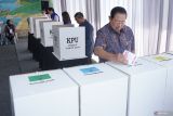 Presiden ke-6 RI Susilo Bambang Yudhoyono memasukkan kertas surat suara yang telah terlipat rapi ke kotak suara sementara putra bungsunya, Edhie Baskoro Yudhoyono atau Ibas (kedua kiri) dan istri, Siti Rubby Aliya Rajasa (tengah) masih menggunakan hak pilih di bilik suara TPS 16 Kelurahan Ploso, Pacitan,  Jawa Timur, Rabu (14/2/2024). Bagi SBY, ini merupakan kali pertama ia menggunakan dan menyalurkan hak pilih di tanah kelahirannya, Pacitan, sejak era pemilihan langsung yang telah dimulai pada 2004 hingga sekarang. Antara Jatim/Destyan Sujarwoko.