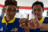 Dua warga binaan permasyarakatan (WBP) memperlihatkan jarinya yang sudah dicelup tinta sebagai tanda sudah mencoblos surat suara pemilu di Tempat Pemungutan Suara (TPS) I  Lembaga Permasyarakatan (Lapas) Kelas II A Banda Aceh, Desa Bineh Blang, Kecamatan Ingin Jaya, kabupaten Aceh Besar, Aceh, Rabu (14/2/2024). Sebanyak 4.770 warga binaan yang tersebar di 28 Lembaga Permasyarakatan (Lapas) dan Rumah Tahanan (Rutan) di provinsi Aceh  memberikan hak suaranya pada Pemilu 14 Februari 2024. ANTARA FOTO/Ampelsa.