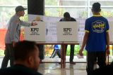 Warga binaan permasyarakatan (WBP) mencoblos surat suara pemilu di Tempat Pemungutan Suara (TPS) II Lembaga Permasyarakatan (Lapas) Kelas II A Banda Aceh, Desa Bineh Blang, Kecamatan Ingin Jaya, kabupaten Aceh Besar, Aceh, Rabu (14/2/2024). Sebanyak 4.770 warga binaan yang tersebar di 28 Lembaga Permasyarakatan (Lapas) dan Rumah Tahanan (Rutan) di provinsi Aceh  memberikan hak suaranya pada Pemilu 14 Februari 2024. ANTARA FOTO/Ampelsa.