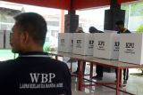 Warga binaan permasyarakatan (WBP) memasukan surat suara pemilu ke dalam kotak suara seusai pencoblosan  di Tempat Pemungutan Suara (TPS) I Lembaga Permasyarakatan (Lapas) Kelas II A Banda Aceh, Desa Bineh Blang, Kecamatan Ingin Jaya, kabupaten Aceh Besar, Aceh, Rabu (14/2/2024). Sebanyak 4.770 warga binaan yang tersebar di 28 Lembaga Permasyarakatan (Lapas) dan Rumah Tahanan (Rutan) di provinsi Aceh  memberikan hak suaranya pada Pemilu 14 Februari 2024. ANTARA FOTO/Ampelsa.