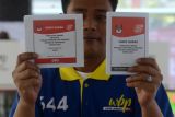 Warga binaan permasyarakatan (WBP) memperlihatkan surat suara pemilu 2024 sebelum pencoblosan di Tempat Pemungutan Suara (TPS) I Lembaga Permasyarakatan (Lapas) Kelas II A Banda Aceh, Desa Bineh Blang, Kecamatan Ingin Jaya, kabupaten Aceh Besar, Aceh, Rabu (14/2/2024). Sebanyak 4.770 warga binaan yang tersebar di 28 Lembaga Permasyarakatan (Lapas) dan Rumah Tahanan (Rutan) di provinsi Aceh  memberikan hak suaranya pada Pemilu 14 Februari 2024. ANTARA FOTO/Ampelsa.