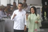 Presiden Joko Widodo (kiri) bersama Ibu Negara Iriana (kanan) menunjukkan jari yang sudah dicelup tinta usai menggunakan hak suaranya pada Pemilu 2024 di tempat pemungutan suara (TPS) 10 Kelurahan Gambir, kompleks Kantor Lembaga Administrasi Negara (LAN), Jakarta, Rabu (14/2/2024). Presiden Jokowi dan Ibu Negara Iriana menggunakan hak suaranya pada Pemilu 2024 untuk memilih Presiden dan Wakil Presiden, anggota DPR, DPD, DPRD Provinsi dan DPRD Kabupaten/Kota. ANTARA FOTO/Muhammad Adimaja/wsj.