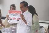 Presiden Joko Widodo memeriksa surat suara untuk Presiden dan Wakil Presiden pada Pemilu 2024 di tempat pemungutan suara (TPS) 10 Kelurahan Gambir, kompleks Kantor Lembaga Administrasi Negara (LAN), Jakarta, Rabu (14/2/2024). Presiden Jokowi menggunakan hak suaranya pada Pemilu 2024 untuk memilih Presiden dan Wakil Presiden, anggota DPR, DPD, DPRD Provinsi dan DPRD Kabupaten/Kota. ANTARA FOTO/Muhammad Adimaja/wsj.