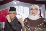 Wakil Presiden Ma'ruf Amin (kiri) bersama istri Wury Estu Handayani menunjukkan jari yang telah tercelup tinta seusai mencoblos di TPS 033, Cimanggis, Depok, Jawa Barat, Rabu (14/2/2024). Wakil Presiden Ma'ruf Amin bersama istri Wury Estu Handayani  yang tiba sekitar pukul 09.15 WIB menggunakan hak pilihnya di TPS tersebut. ANTARA FOTO/Sigid Kurniawan/wsj.