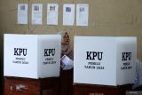 Orang tua calon wakil presiden Muhaimin Iskandar atau Cak Imin, Nyai Muhassonah menggunakan hak pilihnya pada Pemilu 2024 di Tempat Pemungutan Suara (TPS) 26 Ponpes Mambaul Ma'arif Denanyar, Kabupaten Jombang, Jawa Timur, Rabu (14/2/2024). Orangtua cawapres Muhaimin Iskandar dan sembilan orang keluarganya terdaftar di TPS 25 dan 26 Denanyar. Antara Jatim/Syaiful Arif.