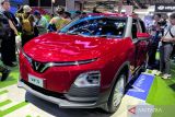 VinFast pamaerkan rangkaian mobil listrik pertama di Indonesia